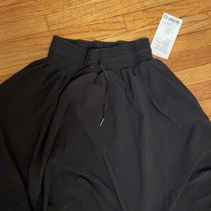 new with tags lulu skirt size 6 :)